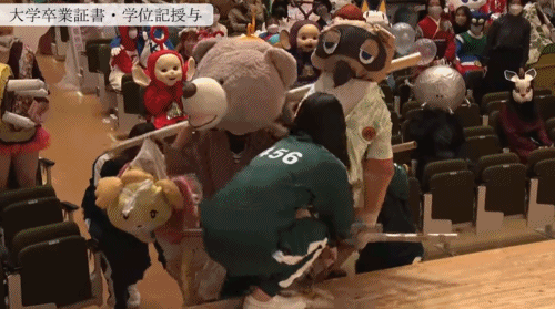 Các sinh viên được đội ngũ nhân sự hỗ trợ "dìu dắt" đến ngày cuối cùng. - Ảnh: Weibo.