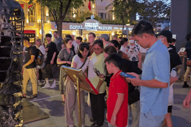 Phố đi bộ Nguyễn Huệ hóa "bảo tàng" lịch sử nghệ thuật hào hùng dịp đại lễ 30/4