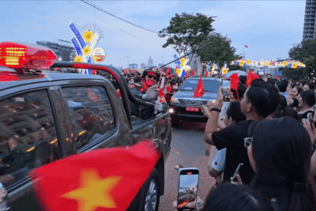 Sơ duyệt diễu binh Đại lễ 30/4: Dòng người đứng dưới mưa, dõi theo những bước chân tự hào