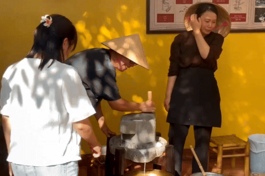 Du khách Hàn Quốc thích thú học làm mì Quảng miễn phí tại Hội An