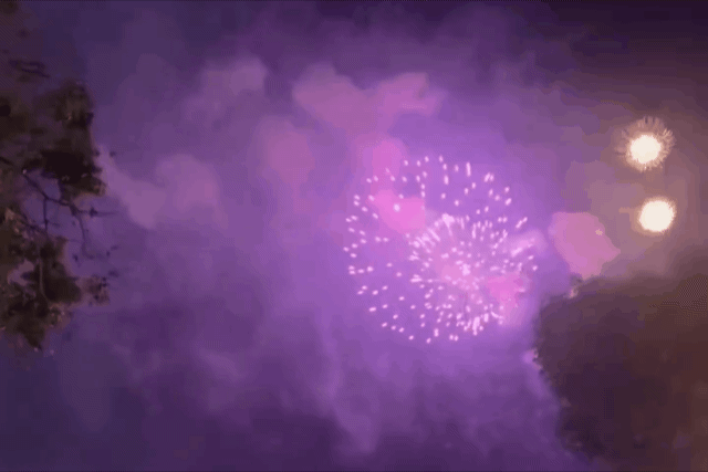 Bắn pháo hoa tầm cao: Khoảnh khắc trẻ thơ ngắm sắc màu hòa bình