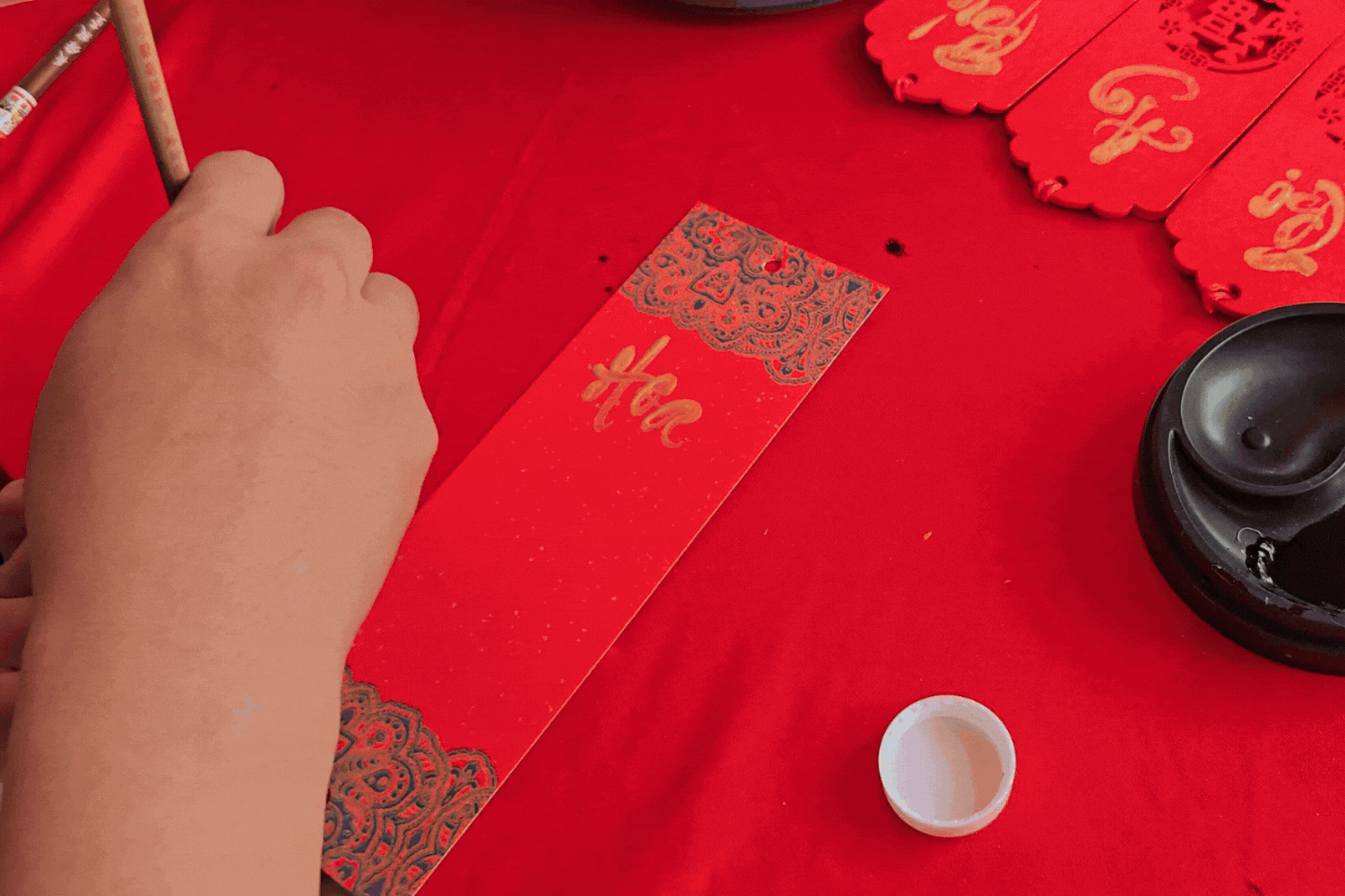 Đến Phố Ông Đồ chụp ảnh áo dài: Góc nào cũng "chuẩn vị Tết"