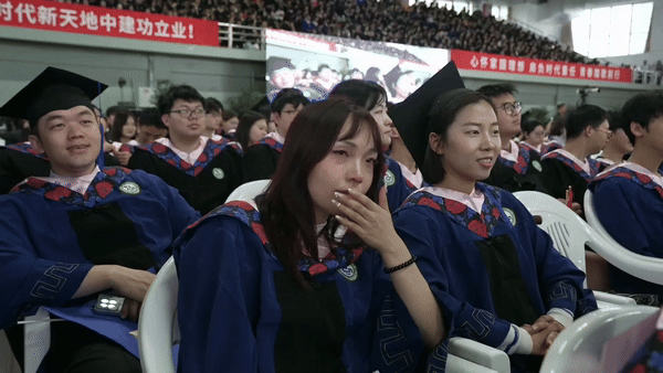 Nhiều sinh viên xúc động với lời dặn dò từ "a di" trong ngày tốt nghiệp.