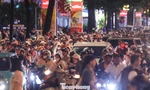 Dòng người đổ về trung tâm TPHCM, nhiều tuyến đường ùn tắc kéo dài