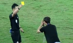 HLV Kim Sang-sik chắp tay vái lạy trọng tài, dùng độc chiêu phá bài ném biên của U23 Indonesia