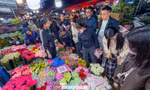 Giá hoa tăng nhẹ dịp 8/3, tiểu thương 'chốt đơn' xuyên đêm
