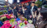 Giá hoa tăng nhẹ dịp 8/3, tiểu thương 'chốt đơn' xuyên đêm
