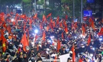 Hà Nội: “Biển người” tràn xuống đường đi bão mừng U23 Việt Nam vào bán kết
