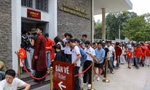 Người dân xếp hàng dài chờ vào tham quan Dinh Độc Lập