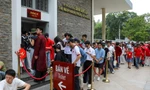 Người dân xếp hàng dài chờ vào tham quan Dinh Độc Lập