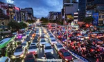 Hà Nội mưa lớn, lụt sâu, ùn tắc kéo dài, nhiều người bỏ xe đi bộ về nhà