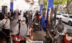 Hà Nội: Dòng người xếp hàng đổ xăng E10 