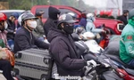 Dòng xe ùn ùn rời phố về quê nghỉ Tết, cửa ngõ Thủ đô tắc cứng
