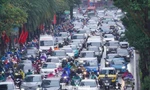 Sáng đầu tuần mưa rét, người Hà Nội 'chôn chân' trên nhiều tuyến đường
