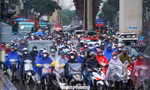 Mưa phùn và sương mù bao phủ, nhiều tuyến phố Hà Nội ùn tắc từ sáng đến trưa