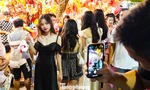 Biển người đổ về phố cổ Hà Nội vui Tết Trung thu