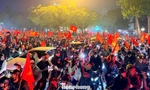 Người hâm mộ ‘cháy’ xuyên đêm mừng chiến thắng U22 Việt Nam tại SEA Games 33