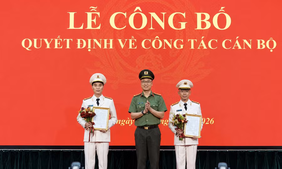 Chủ tịch và Tổng Giám đốc FPT Telecom được phong hàm thượng tá
