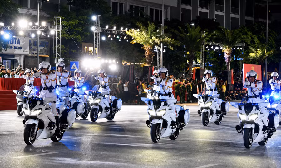 Hình ảnh ấn tượng của cảnh sát vừa lái mô tô vừa bắn súng