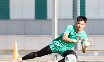 Thủ môn Phạm Đình Hải được HLV Kim Sang Sik 'chọn mặt gửi vàng' là ai?