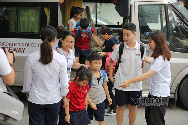 Hoa hậu Trần Tiểu Vy bật khóc trước dự án nhân ái của Miss World Việt Nam