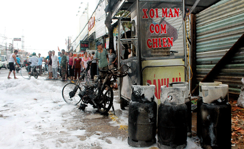 Phát hoảng với những bình gas lắc lư trên xe máy ảnh 1