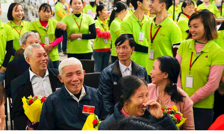 Các vị phụ huynh vui mừng khi thấy con em mình được làm việc tại một công ty lớn và hiện đại