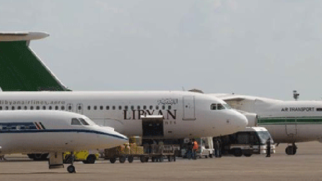 Máy bay trên đường băng sân bay Mitiga (ảnh: AFP) 