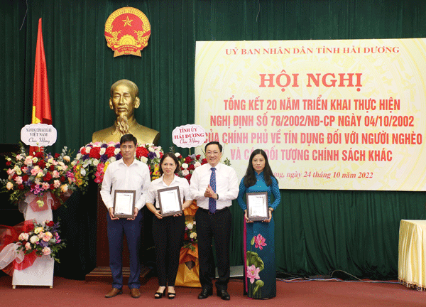 Các cá nhân, tập thể vinh dự được khen thưởng