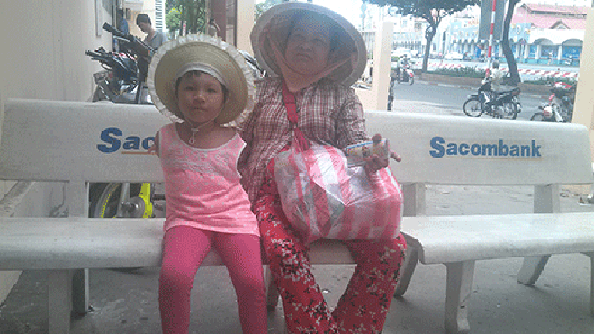 Láng và đứa cháu tật nguyền.