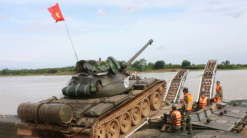 Lữ đoàn Tăng – Thiết giáp 26 phối hợp với Lữ đoàn công binh 25 (Quân khu 7) diễn tập vượt sông.