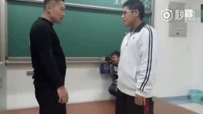 Màn điểm huyệt của Triệu Ký Long và một thanh niên như trò đùa. Ảnh: Cắt clip.