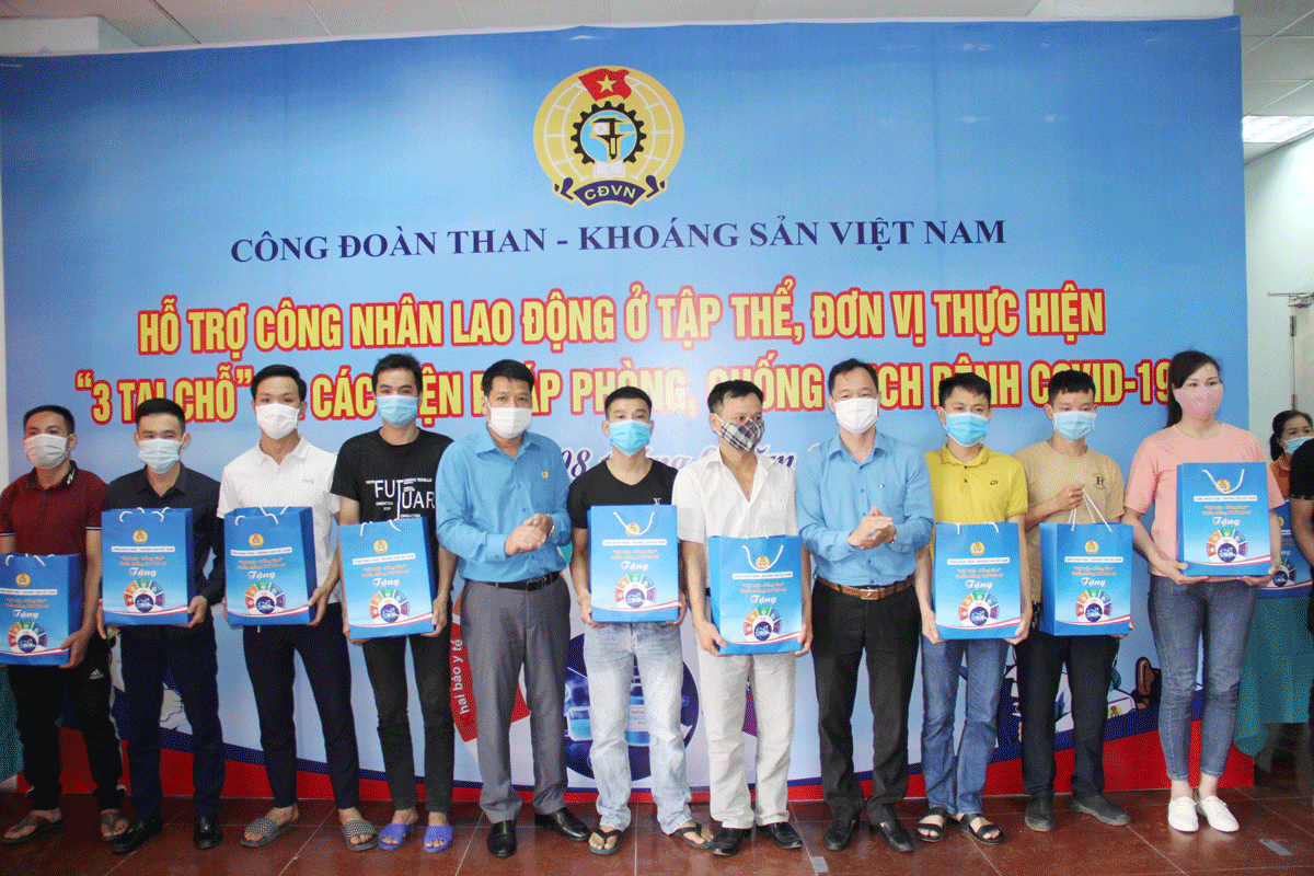 Công đoàn TKV và Công đoàn Công ty thăm, tặng quà động viên CNLĐ ở khu tập thể thực hiện “3 tại chỗ”
