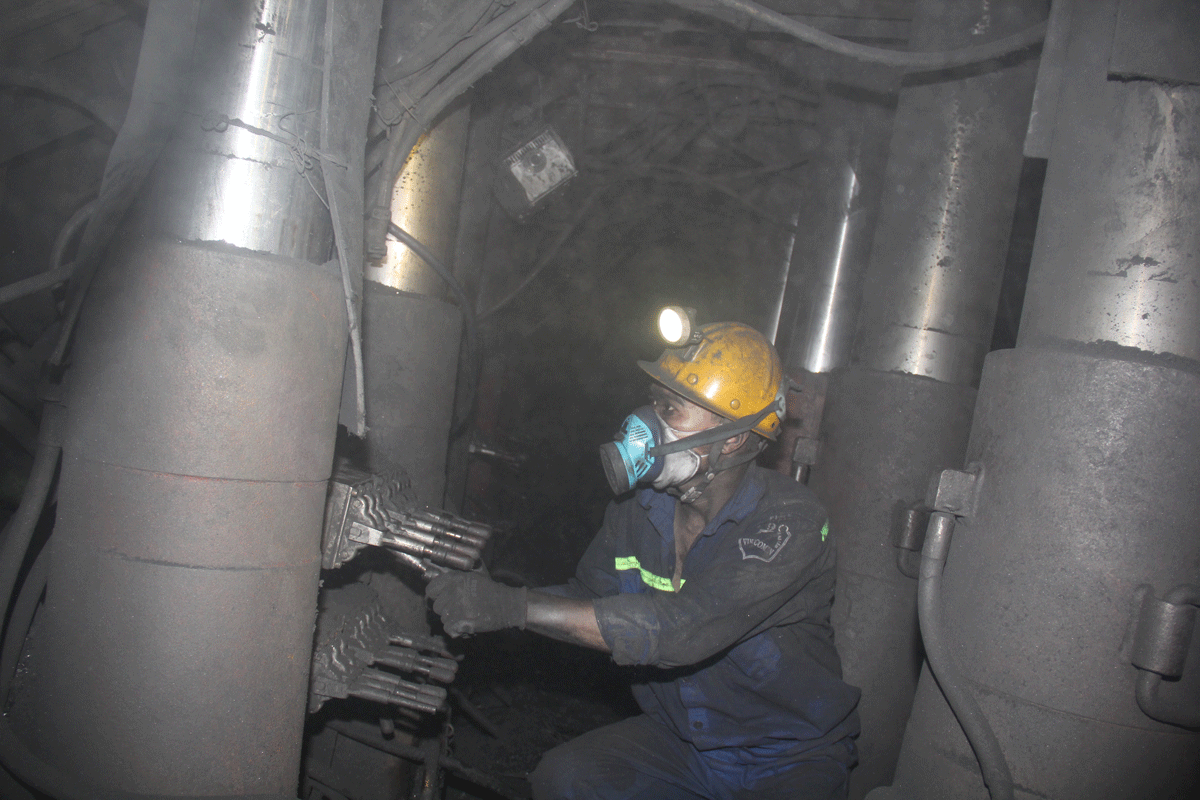 Công nhân Công trường CGH KT1 vận hành thiết bị lò chợ CGH đồng bộ công suất 1,2 triệu tấn/năm