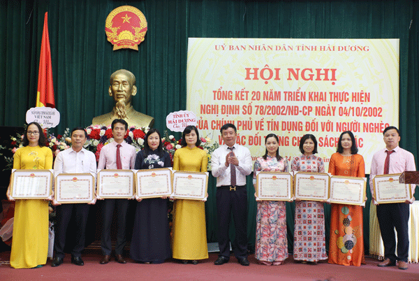 Các cá nhân, tập thể vinh dự được khen thưởng