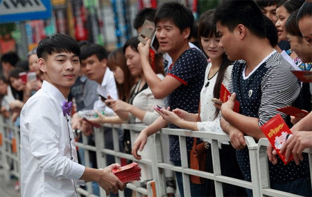 Chú rể giàu có phát tiền cho người xem đám cưới