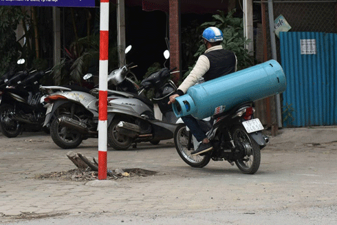 Phát hoảng với những bình gas lắc lư trên xe máy ảnh 2