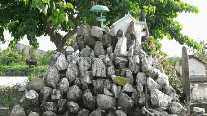 Những cục đá nổi còn sót lại trên cánh đồng xưa - Ảnh: Anh Phan