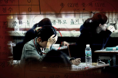 Các học sinh tham gia một kỳ thi tại Hàn Quốc