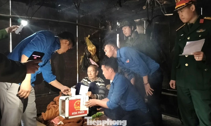 Mang hòm phiếu đến tận nhà cử tri già yếu, đau ốm