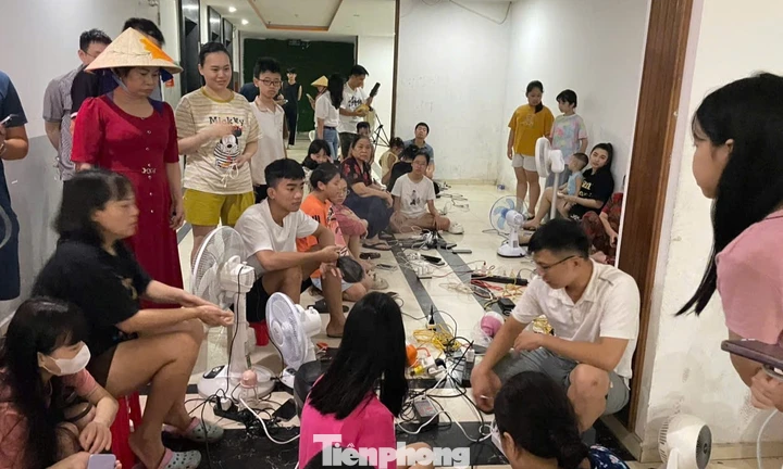 Chật kín người ngồi chờ sạc điện thoại ở trung tâm thương mại, chung cư