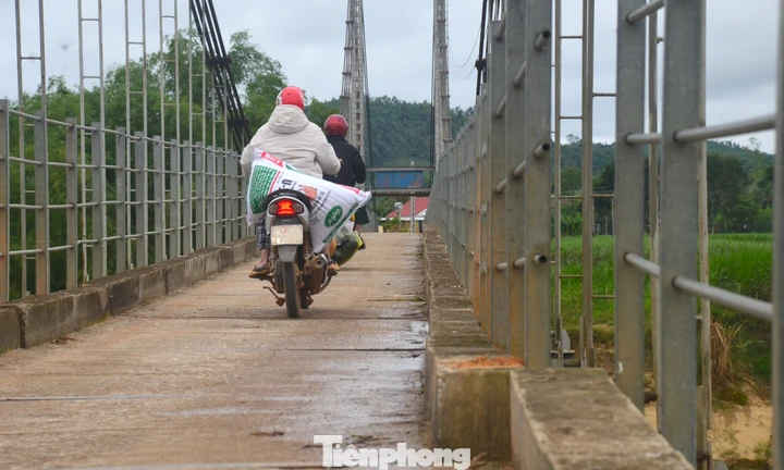 Người dân nín thở qua cầu treo bị bão làm xô lệch