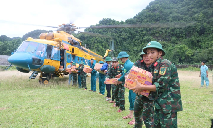 Trực thăng đưa gần 20 tấn nhu yếu phẩm tiếp tế người dân vùng tâm lũ
