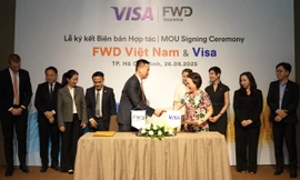 Ông Phương Tiến Minh, Tổng giám đốc FWD Việt Nam và bà Đặng Tuyết Dung, Giám đốc Visa Việt Nam và Lào ký kết hợp tác thúc đẩy sự phát triển của bảo hiểm số và thanh toán không tiền mặt tại Việt Nam.