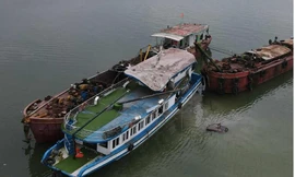 Tàu Vịnh Xanh được trục vớt về cảng tại Hạ Long (Quảng Ninh). Ảnh: TP. 