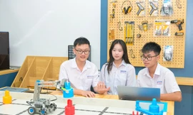Các em học sinh trường THPT Hàm Rồng (Thanh Hoá) điều khiển robot. 