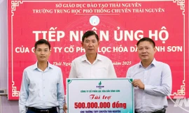 Lãnh đạo Công ty Cổ phần Lọc hóa dầu Bình Sơn trao số tiền hỗ trợ 500 triệu đồng cho Trường THPT Chuyên Thái Nguyên.