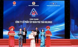 Đại diện Tập đoàn Phú Thái nhận giải thưởng.