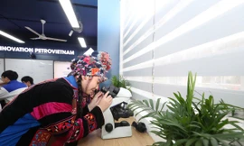 Học sinh làm quen thiết bị phòng học STEM trường THCS Lê Quý Đôn (Tuyên Quang). 