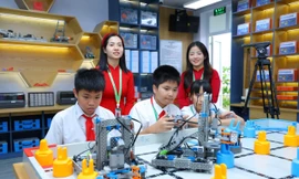 Học sinh thực hành tại phòng STEM ở trường THCS Tây Mỗ (Hà Nội). 